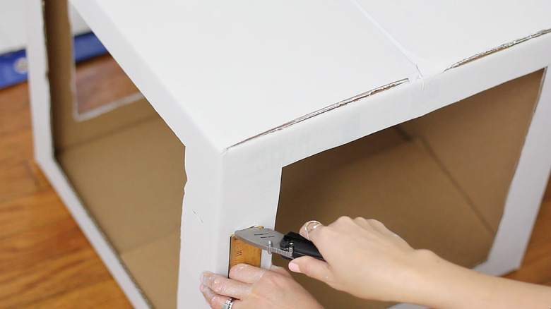 Cutting slits in corners
