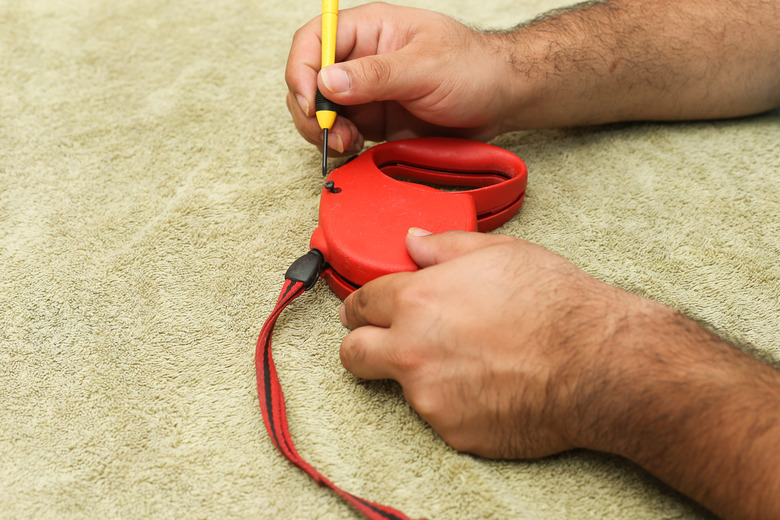 Putting a Flexi leash case back together